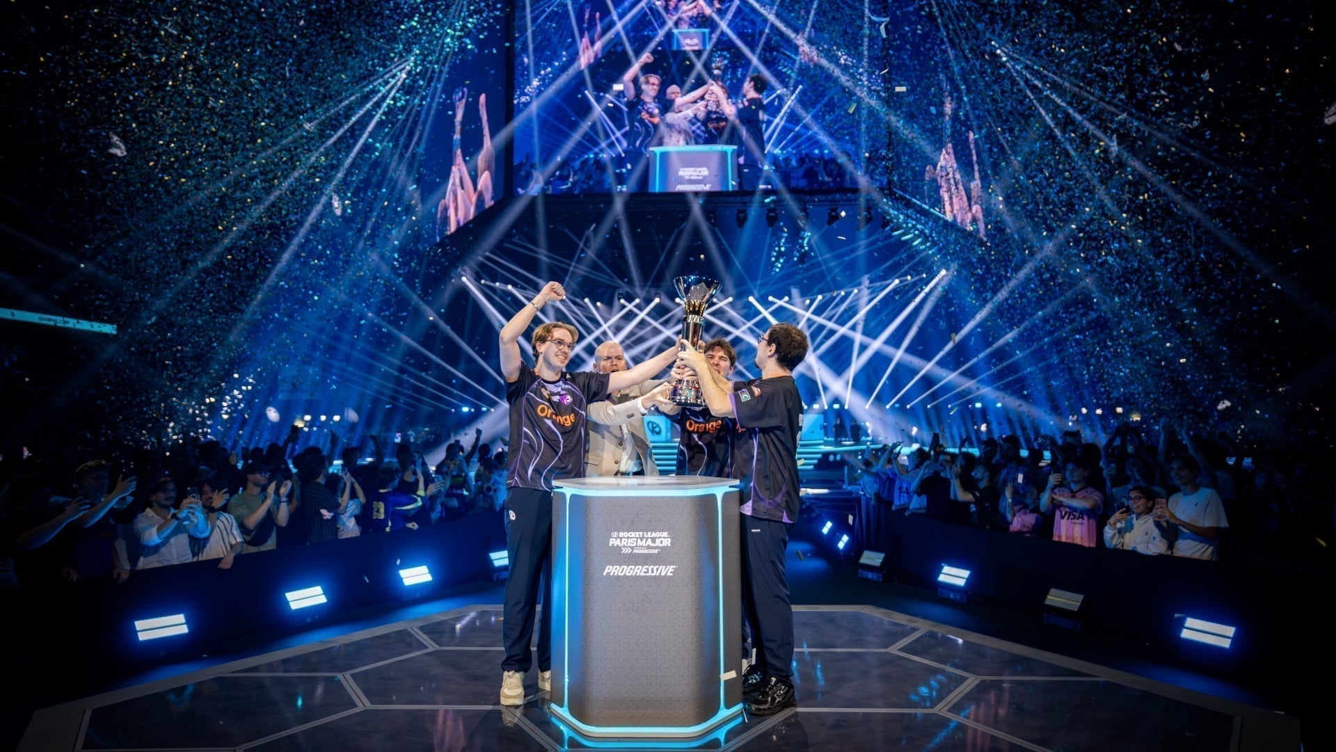 Photo de l'équipe Rocket League de la Karmine Corp soulevant le trophée du Major RLCS 2026 de Paris